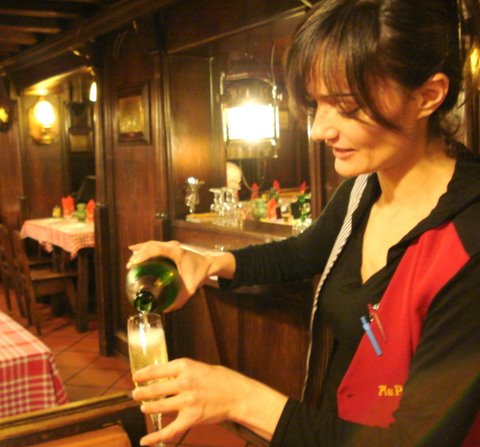 Penelope Cruz pours cremant.JPG